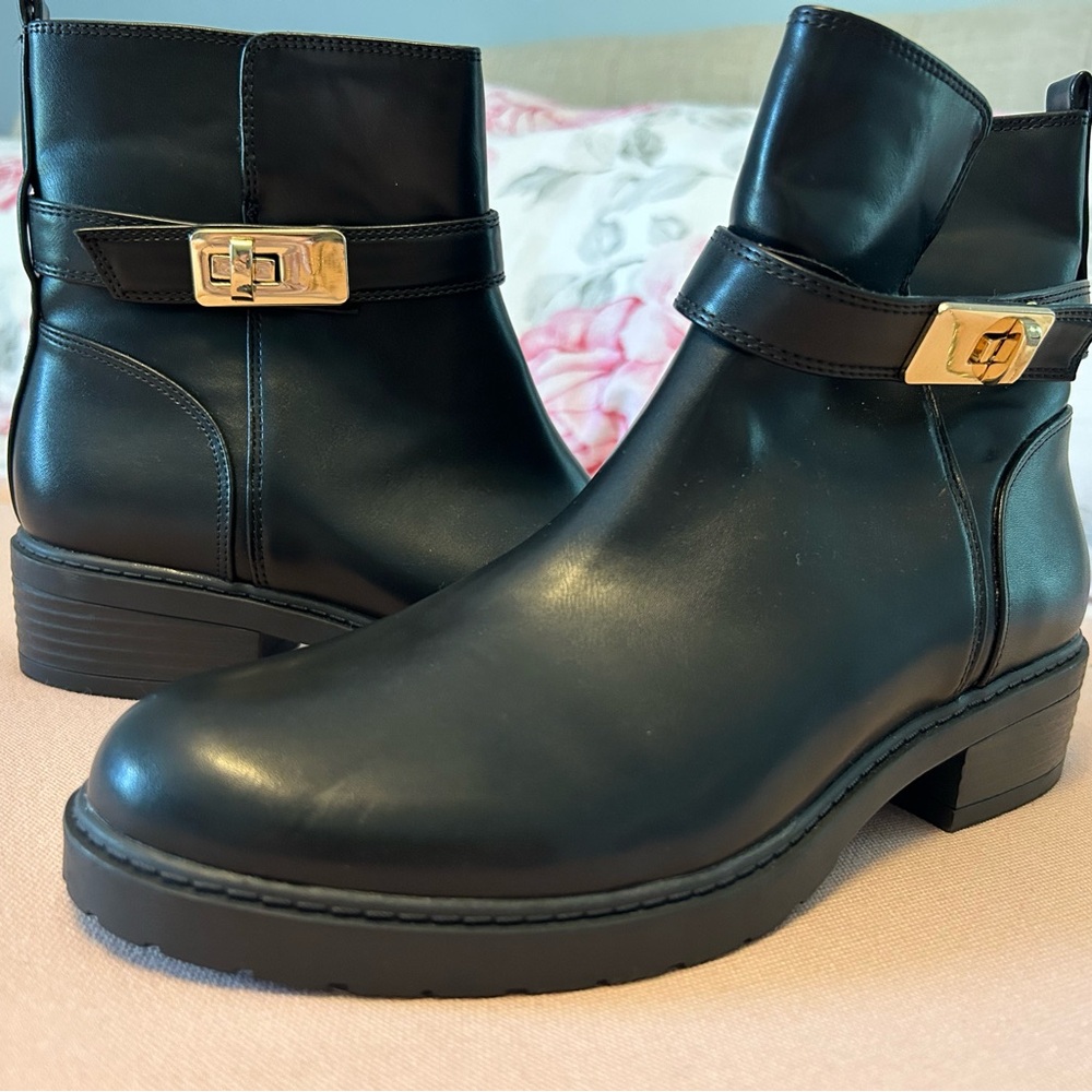NWOT Giani Bernini Faux Leather Buckled Ankle Booties with Zipper & Memory Foam